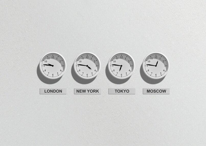 quatre horloges fond blanc