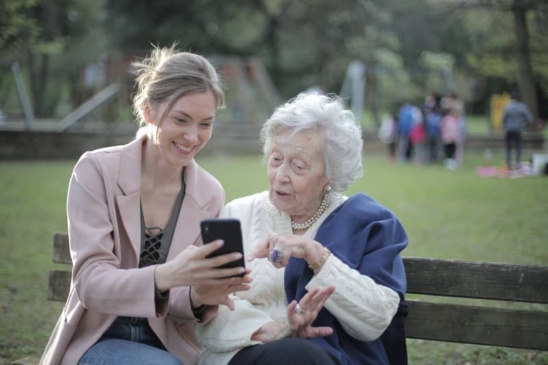 regarder téléphone portable vieille grand-mère